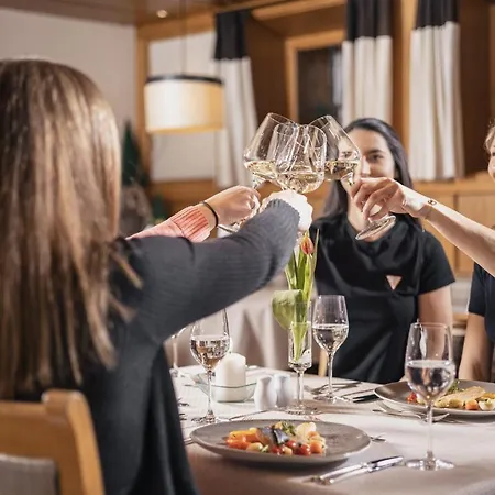 キンダー ＆ グレチッチャーホテル ヒンタートックサーホフ ホテル トゥクス