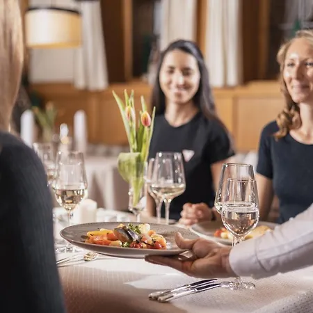 キンダー ＆ グレチッチャーホテル ヒンタートックサーホフ 4* トゥクス