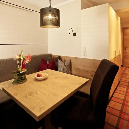 キンダー ＆ グレチッチャーホテル ヒンタートックサーホフ ホテル 4*