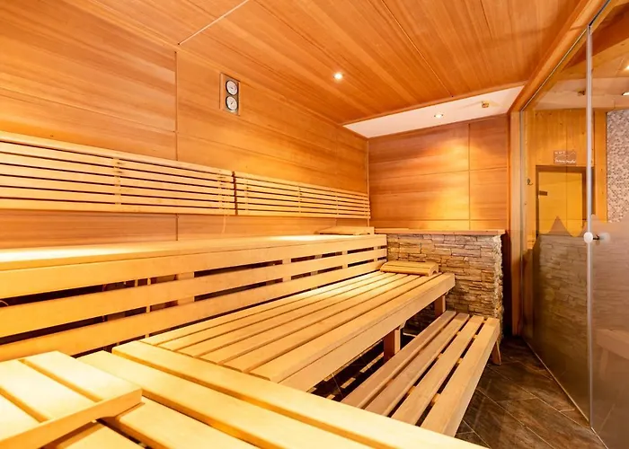 キンダー ＆ グレチッチャーホテル ヒンタートックサーホフ ホテル トゥクス